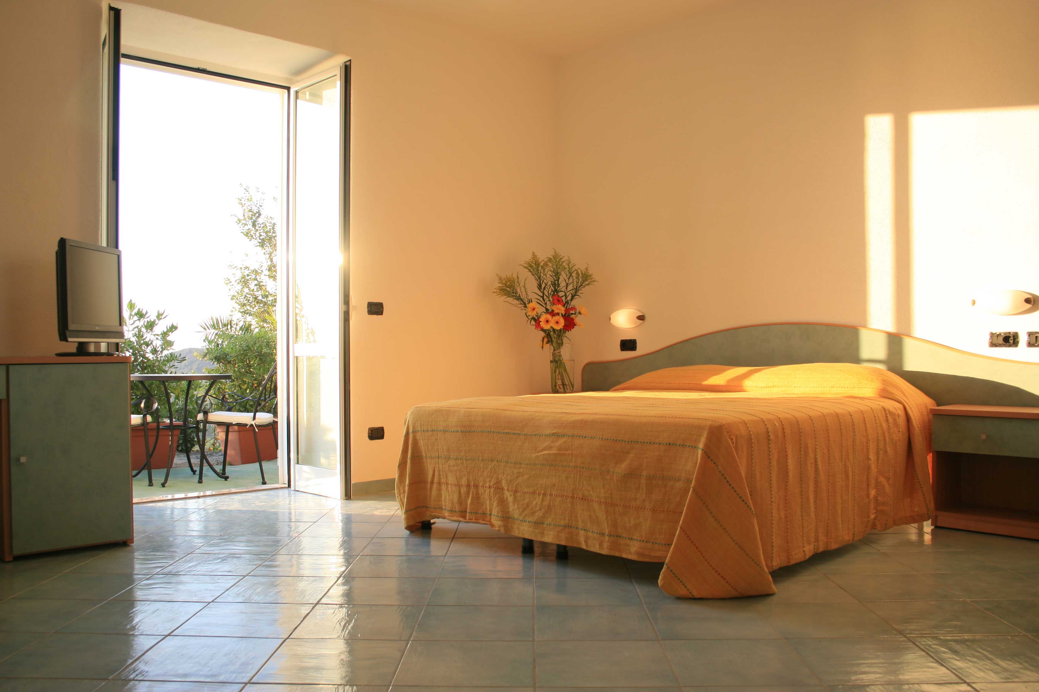 Swimming pool wit chairs and umbrellas!!